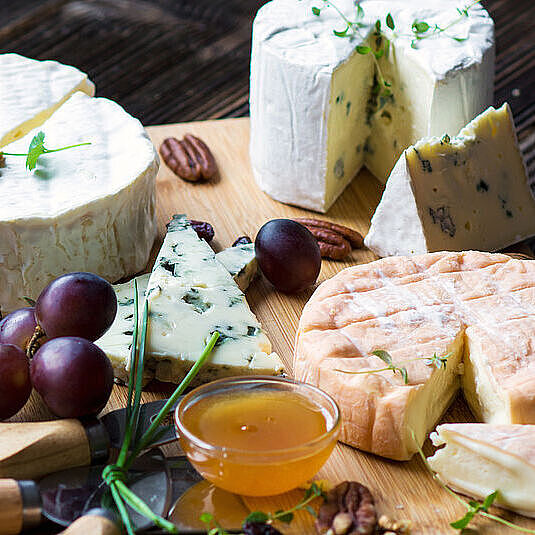Welche Rolle spielt Käse bei einer Glutenunverträglichkeit? Welche Käsesorten können trotzdem gegessen werden