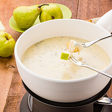 Intensives Käsefondue aus Etorki, Saint Albray und Weißwein. Dazu gibt es Kartoffel- und Birnenstückchen zum Dippen.