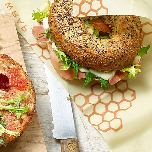 Leckerer Bagel mit MILKANA Cremig leicht, Serranoschinken und Tomate. Ein kleines Kraftpaket für eine proteinreiche Ernährung.  