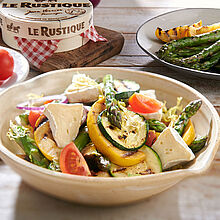 Spargelsalat mit gegrillter Zucchini, frischen Tomaten und Zwiebeln