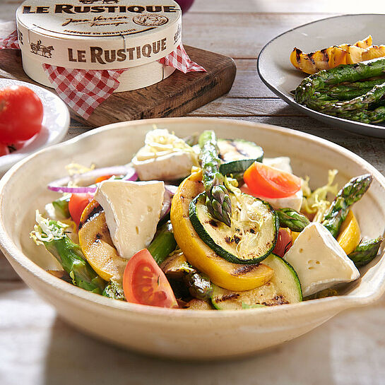 Spargelsalat mit gegrillter Zucchini, frischen Tomaten und Zwiebeln