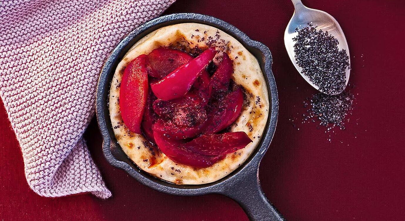 Süßes Raclette mit Ziegenfrischkäse und Mohn-Pflaumen-Topping