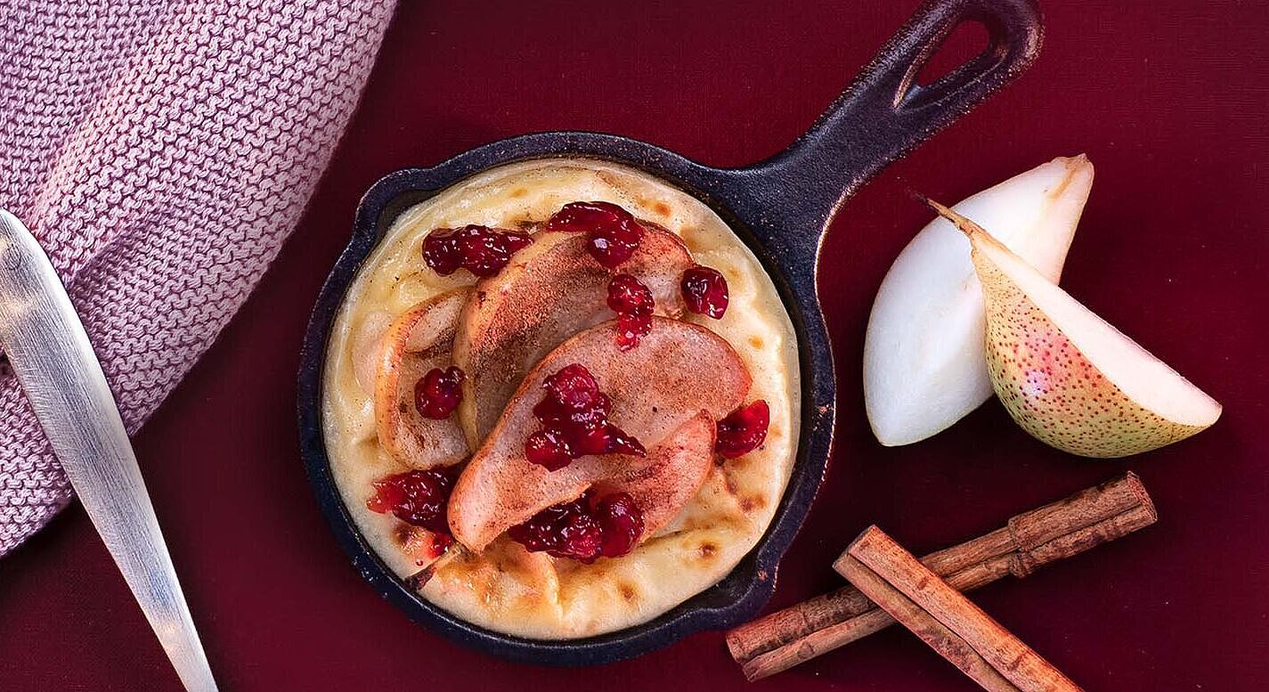 Süßes Raclette mit Ziegenfrischkäse und Birnen-Preiselbeer-Topping