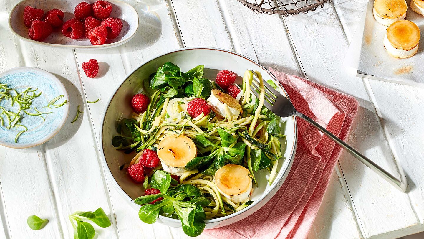 Tolles Rezept für einen sommerlichen Himbeer-Zucchini Salat Himbeer-Zucchini Salat mit frischem Feldsalat und gebackenem Chavroux Käse