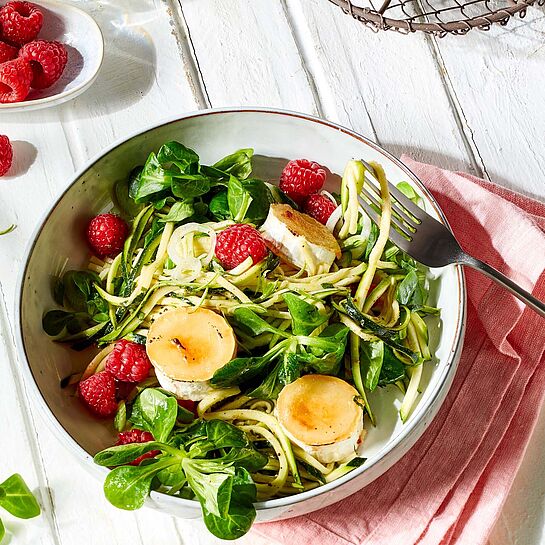 Himbeer-Zucchini Salat mit frischem Feldsalat und gebackenem Chavroux Käse