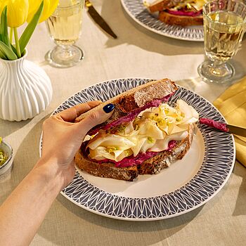 Köstliches Rote-Bete Rezept – Sandwich gefüllt mit cremigem Rote-Bete-Hummus, Fol Epi Käse und frischen Sprossen, serviert auf knusprigem Roggenvollkornbrot.