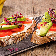 Frische Avocadoscheiben auf knusprigen Brot mit cremigen Brunch Natur Frischkäse