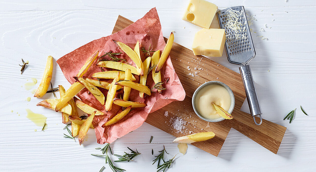 Pommes mit Käsesauce