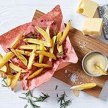 Pommes aus echten Kartoffeln mit selbst gemachter Käsesauce aus Emmentaler und frischem Rosmarin gewürzt. 