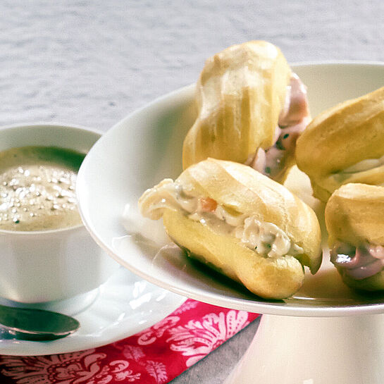 Fruchtiges Dessert mit pikantem Ziegenfrischkäse und Konfitüre.