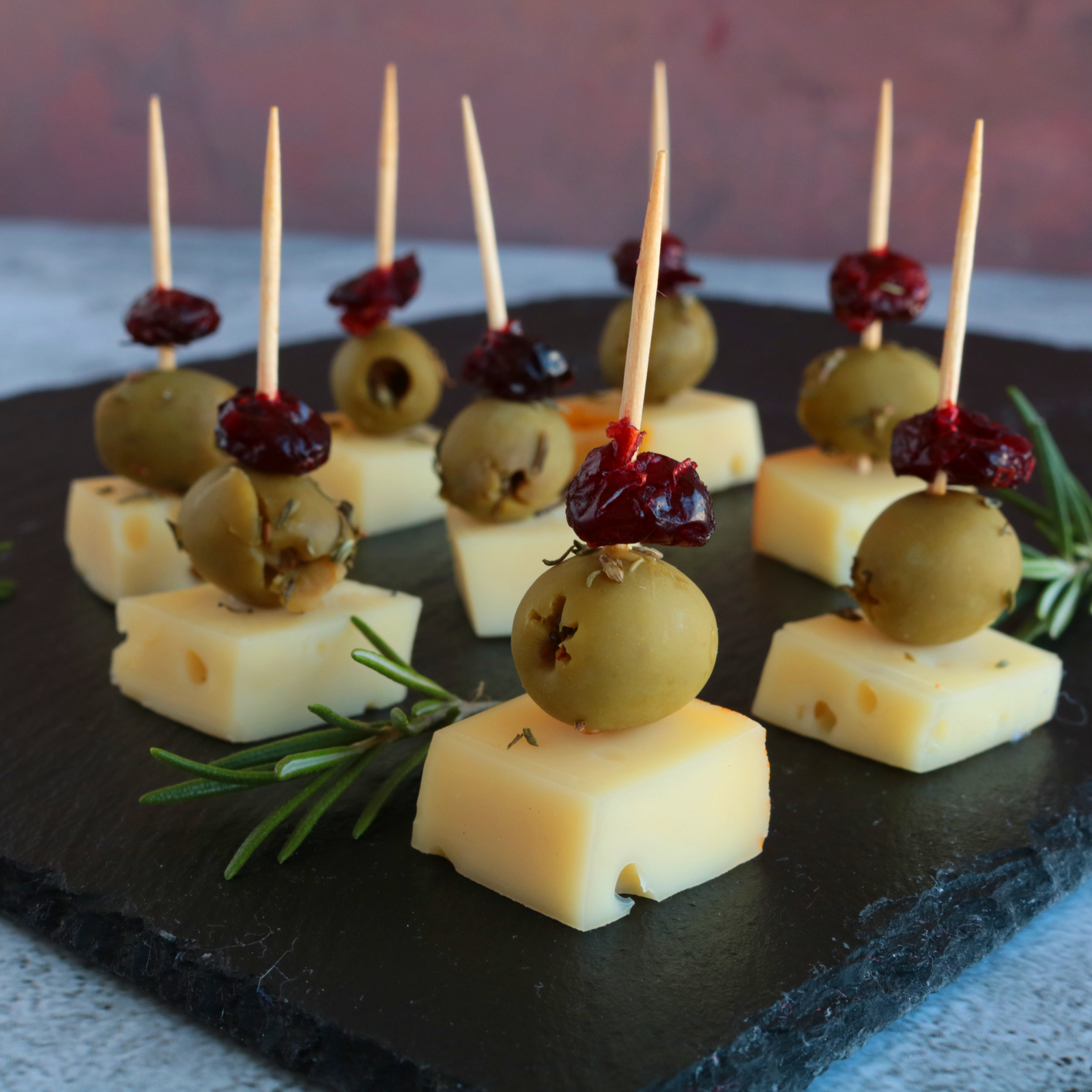 Cranberry-Oliven-Käsespieße