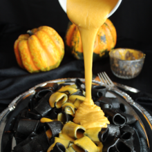 Nicht alltäglich! Ungewöhnlich schwarze Nudeln veredelt mit einer Käsesoße aus Cheddar und Pumpkin Spice.