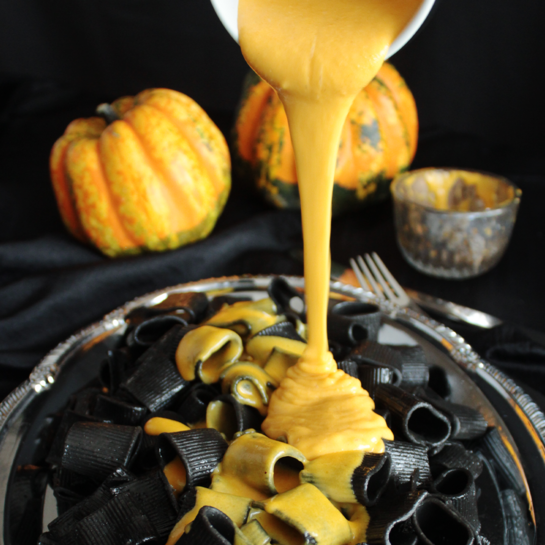 Nicht alltäglich! Ungewöhnlich schwarze Nudeln veredelt mit einer Käsesoße aus Cheddar und Pumpkin Spice.