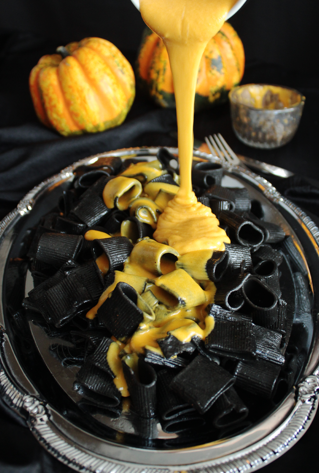 Schwarze Nudeln mit Käsesoße