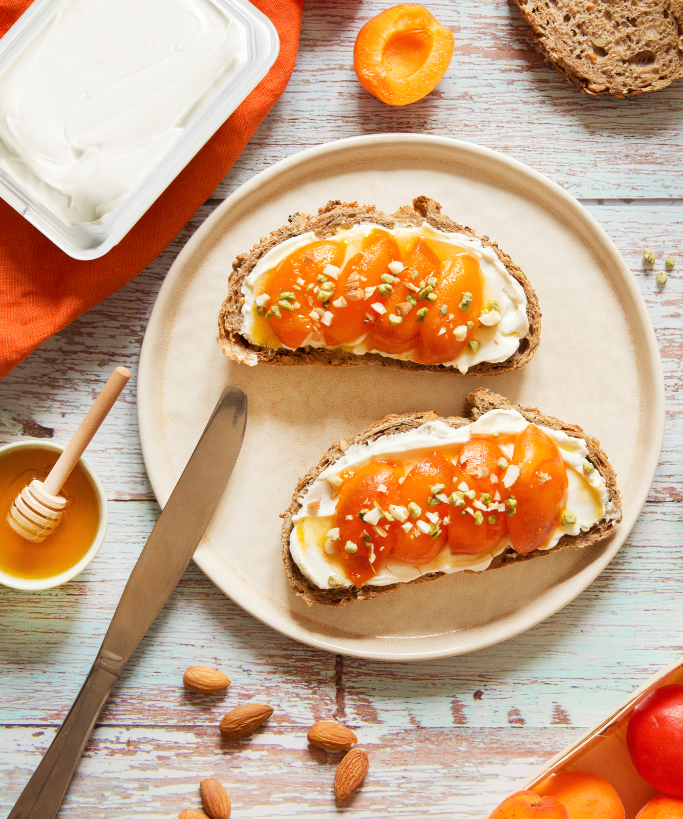 Körnerbrot mit Aprikosen und Honig