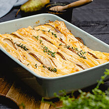 Knuspriger Crinkle Cake Rezept aus Filoteig mit Ziegenkäse, süßen Birnen, Honig und Thymian für ein süß-herzhaftes Geschmackserlebnis.
