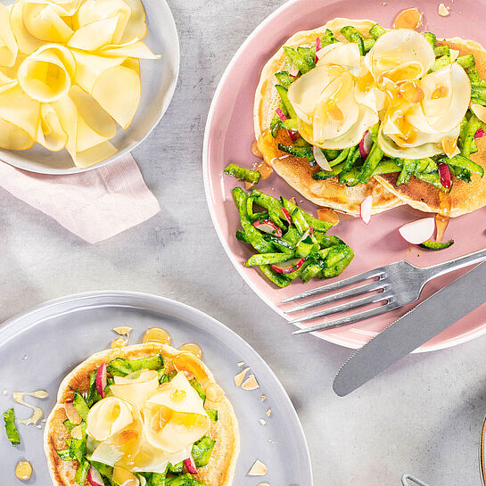 Herzhafte Pancakes mit Zucchini-Slaw Rezept für herzhafte Pancakes mit Zucchini-Slaw