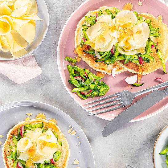 Rezept für herzhafte Pancakes mit Zucchini-Slaw
