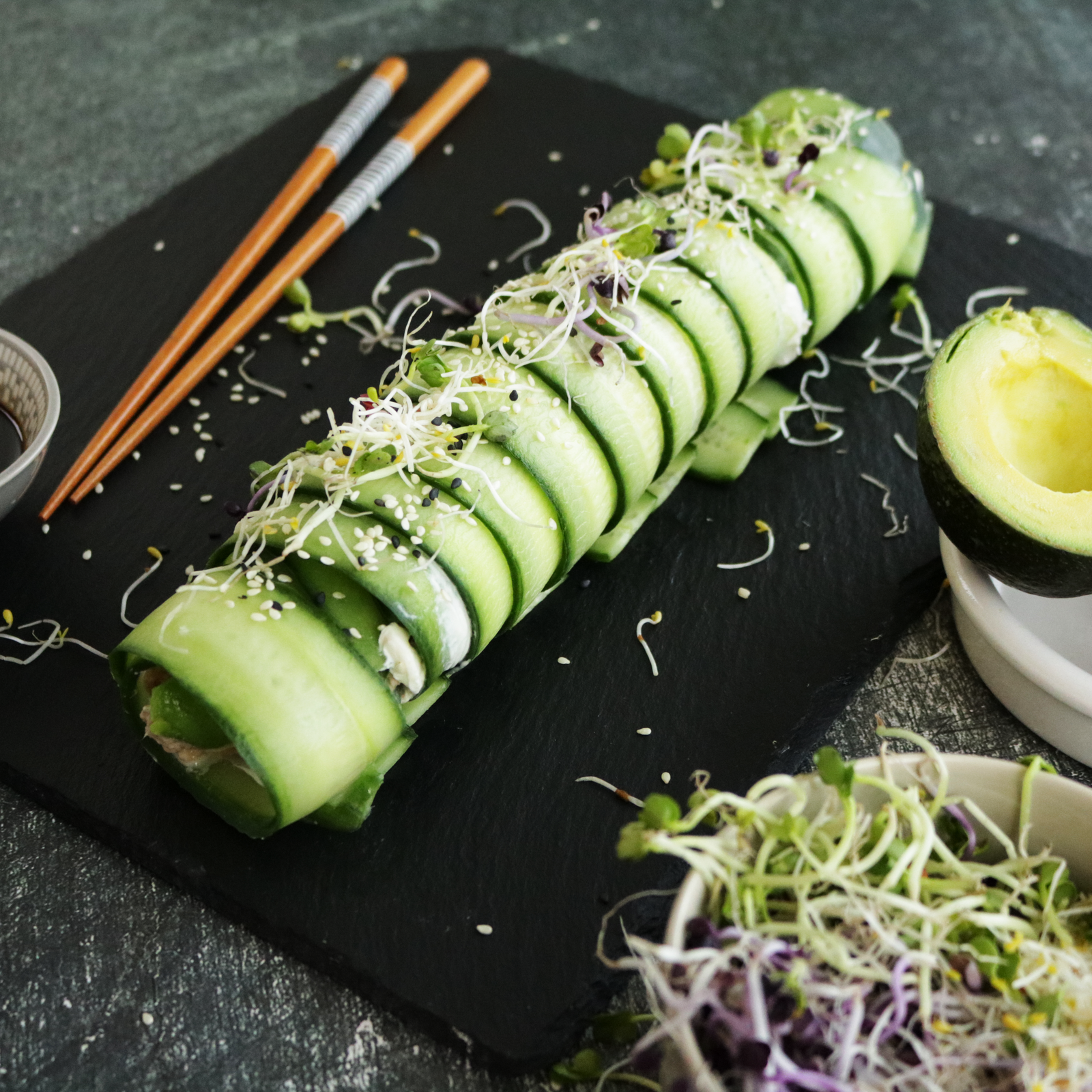 Gurken-Sushi mit Thunfisch und Frischkäse