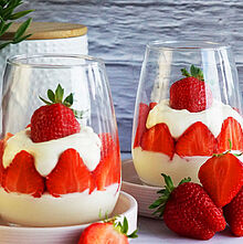 Erdbeer-Cheesecake-Dessert Rezept mit cremig-mildem Brunch, Erdbeeren und Tramezzini in einem Glas, geschichtet und gekühlt.