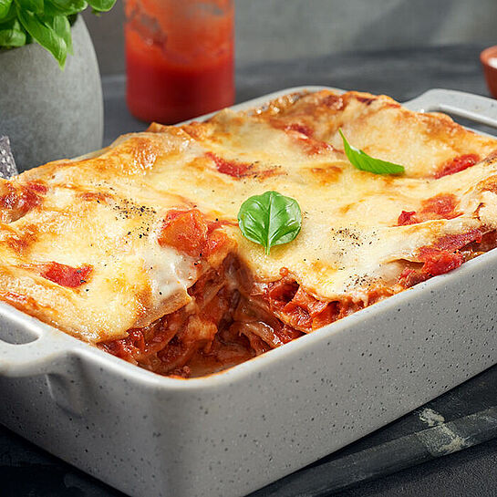 Klassische Lasagne mit Bolognese in Auflaufform in der Küche