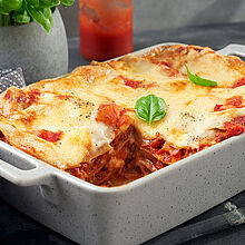 Klassische Lasagne mit Bolognese in Auflaufform in der Küche