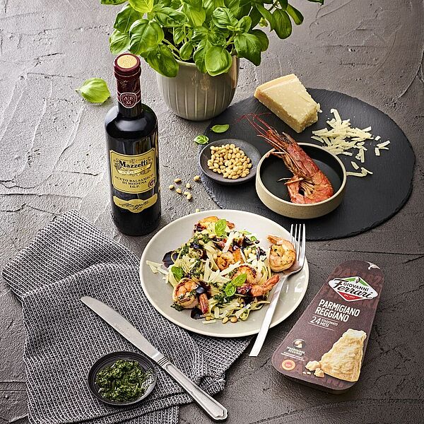 Tagliatelle mit gebratenen Garnelen und Basilikumpesto