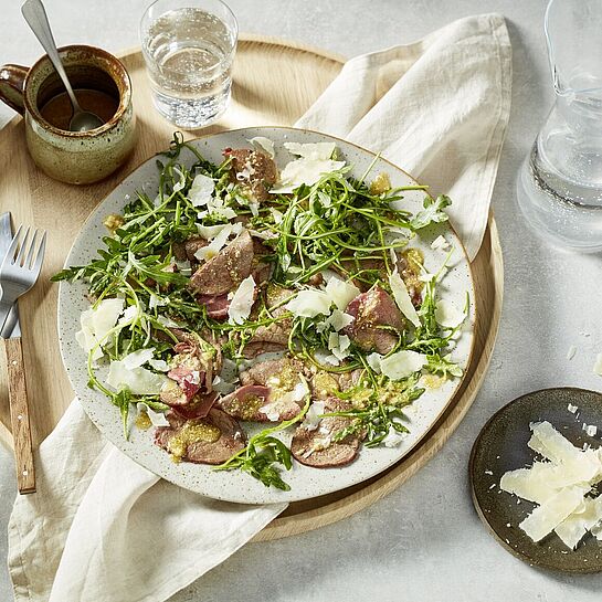 Geflämmtes Rinder-Carpaccio mit Grana Padano und Rucola