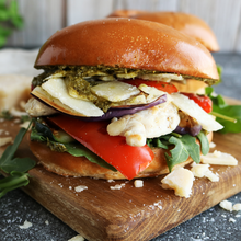 Mediterraner Burger mit Grillgemüse, grünem Pesto, Hähnchenbrust und Parmesanhobel
