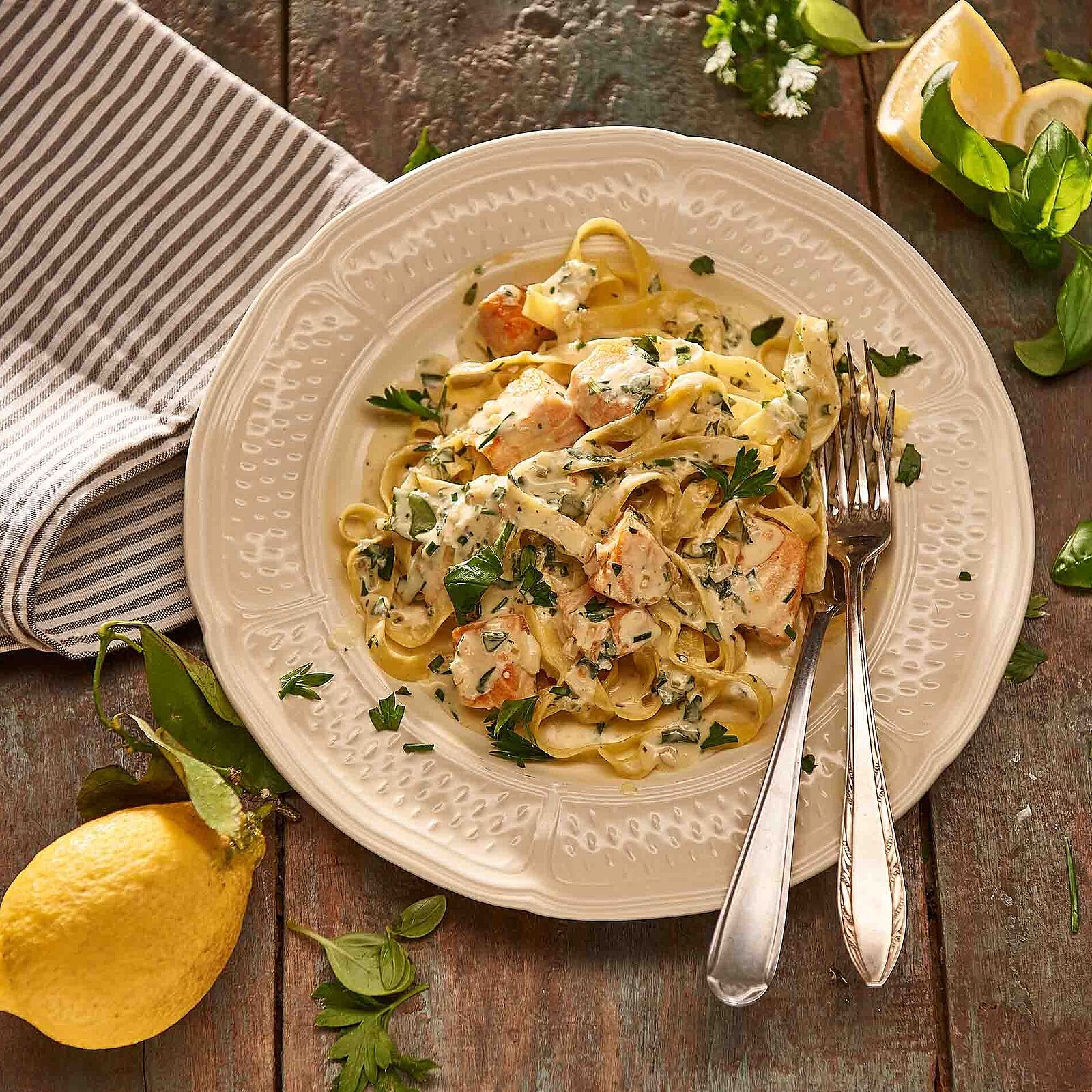 Pasta mit Lachs in Kräuter-Käsesoße