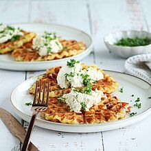  Kartoffel-Waffeln mit Käse und Speck und Bresso Feine Kräuter