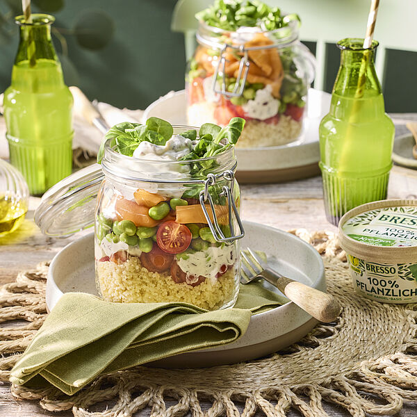 Veganer Schichtsalat mit veganem Lachs angerichtet im Einmachglas.