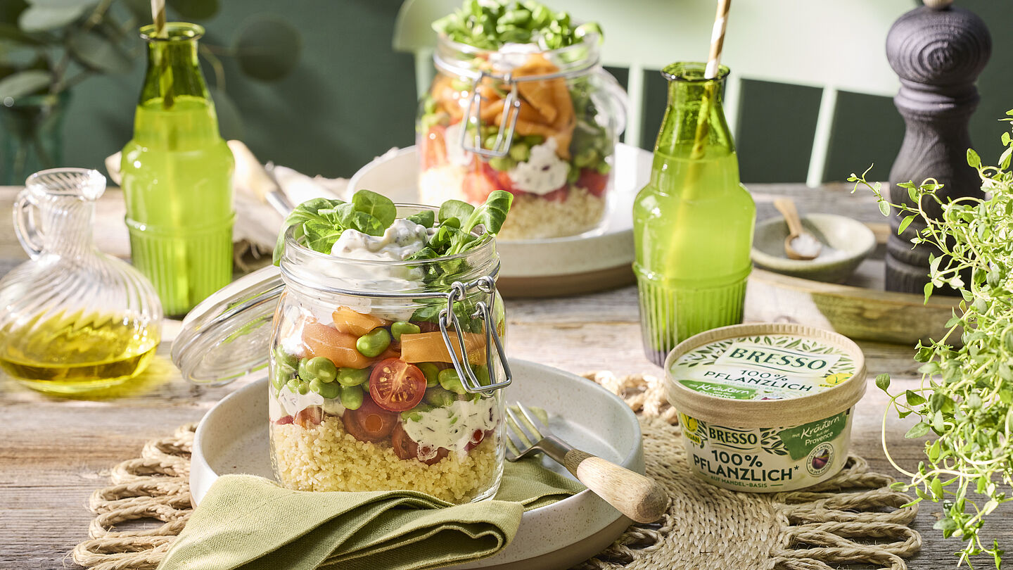 Veganer Schichtsalat mit veganem Lachs angerichtet im Einmachglas.