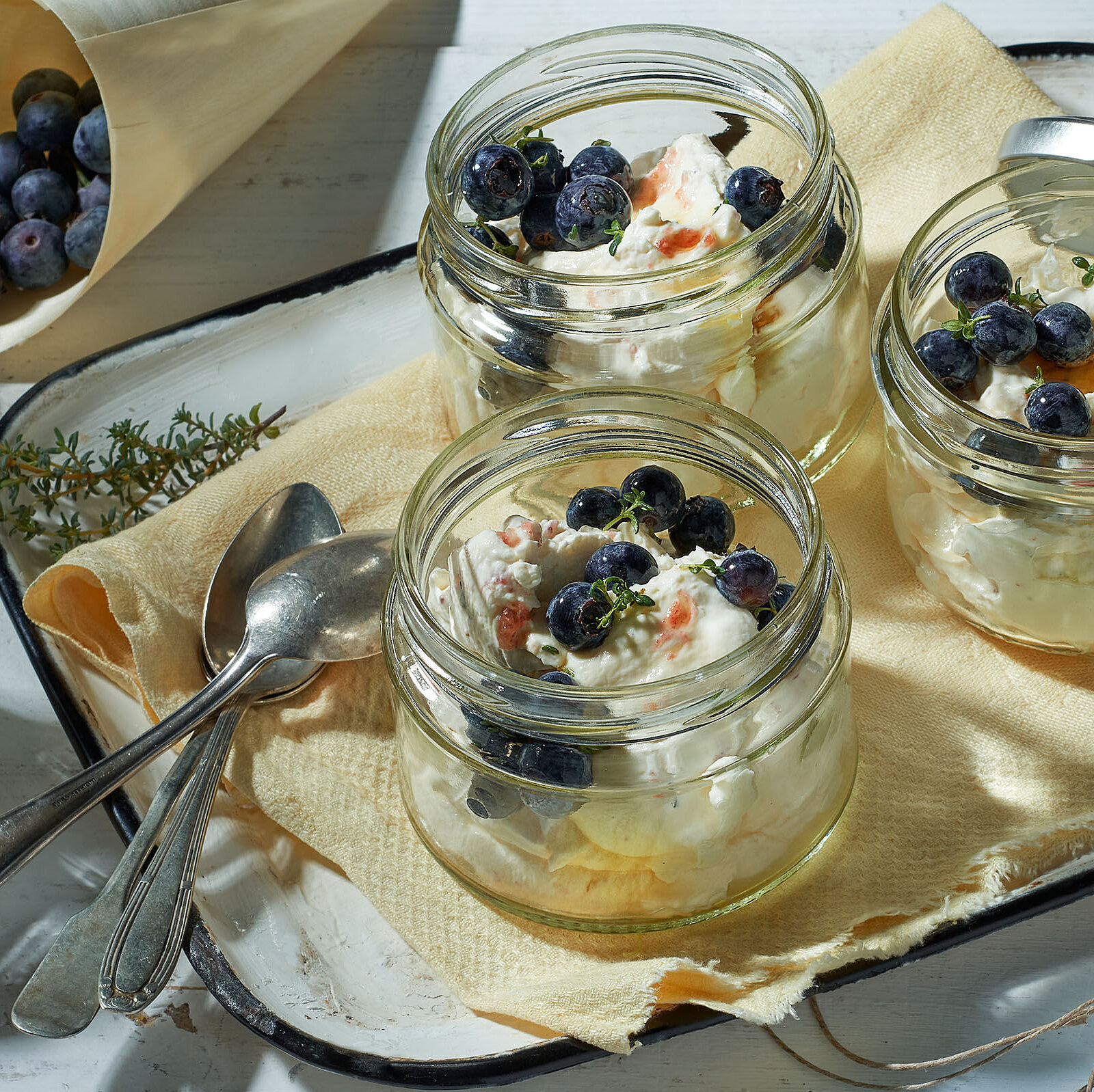 Dessert im Glas mit Blaubeeren