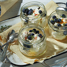 Rezept für Bresso-Dessert im Glas mit Blaubeeren