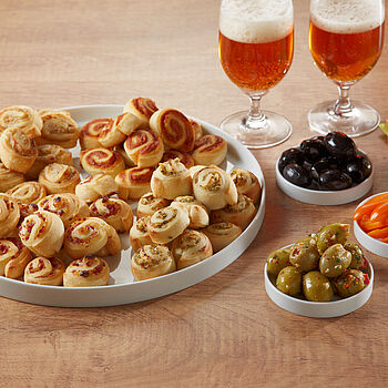 Das perfekte Fingerfood für Ihre nächste Party - die pikanten Käseschnecken sind im Nu zubereitet.