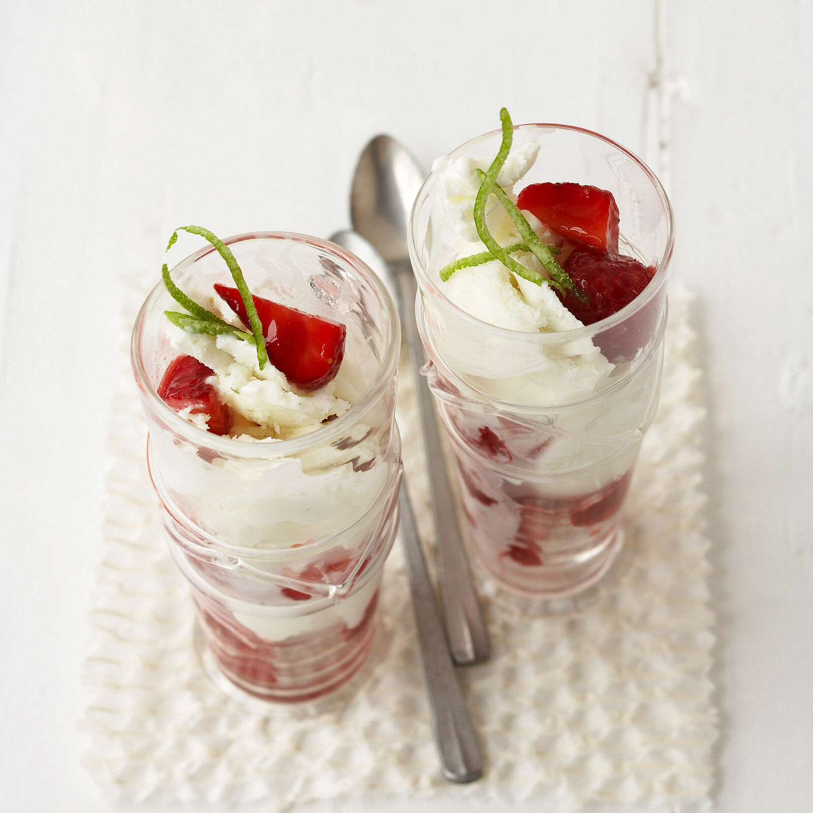 Frischkäsesorbet auf frischen Beeren