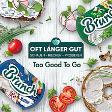Tisch von oben mit Brunch, Brotscheiben und Zutaten sowie dem Siegel Oh My Good!