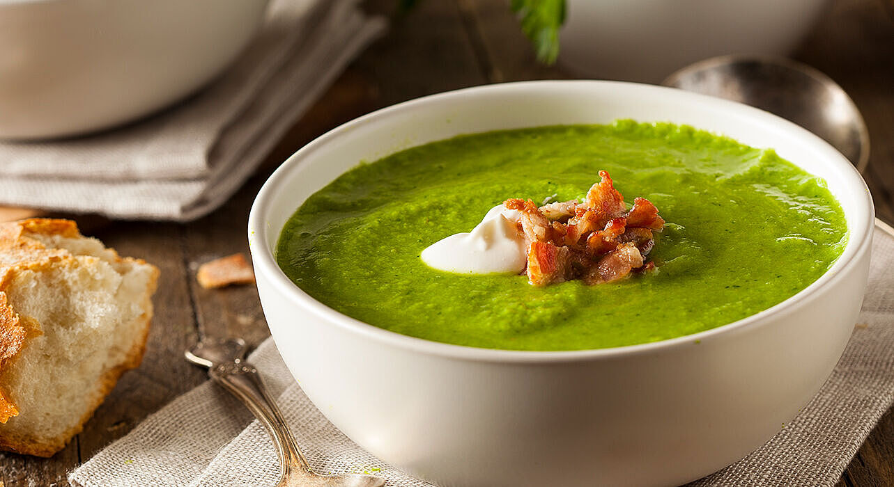 Cremige Erbsensuppe mit Minze