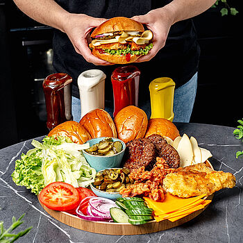 Ein leckeres Burger Board mit saftigen Patties, frischem Gemüse und zwei Sorten hochwertigem Käse, ideal für jede Party.