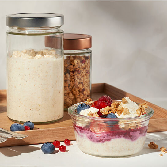Rezept für ein Früchtefrühstück mit BRESSO Lecker und gesund – Beerenfrüchte mit Haferflocken, Milch und BRESSO in einer Glasschüssel