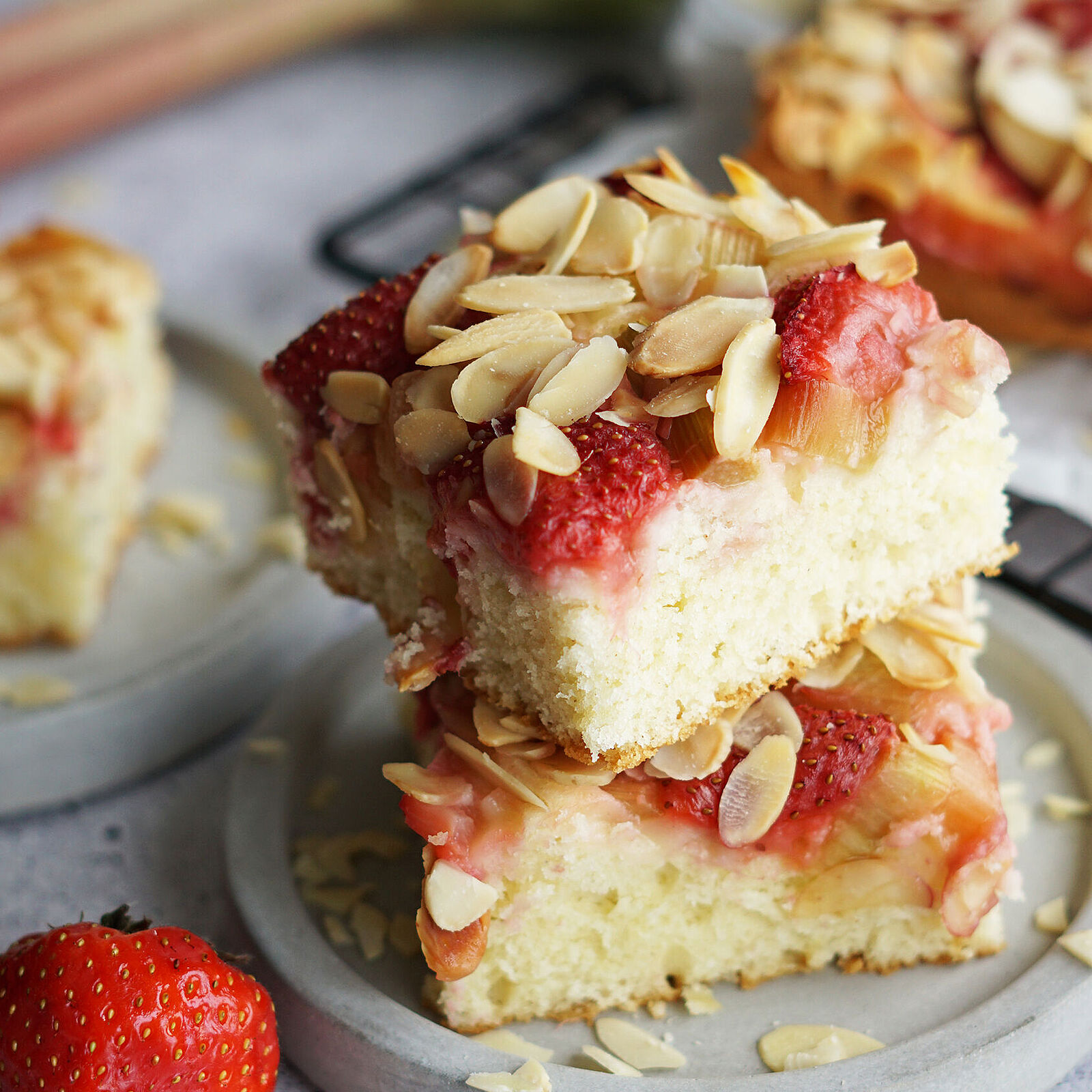 Saftiger Rhabarber-Blechkuchen mit Mandeln