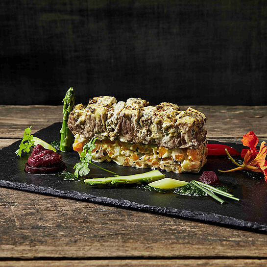 Steak mit Saint Agur an Möhren-Kartoffel-Specksalat mit Petersilien-Öl