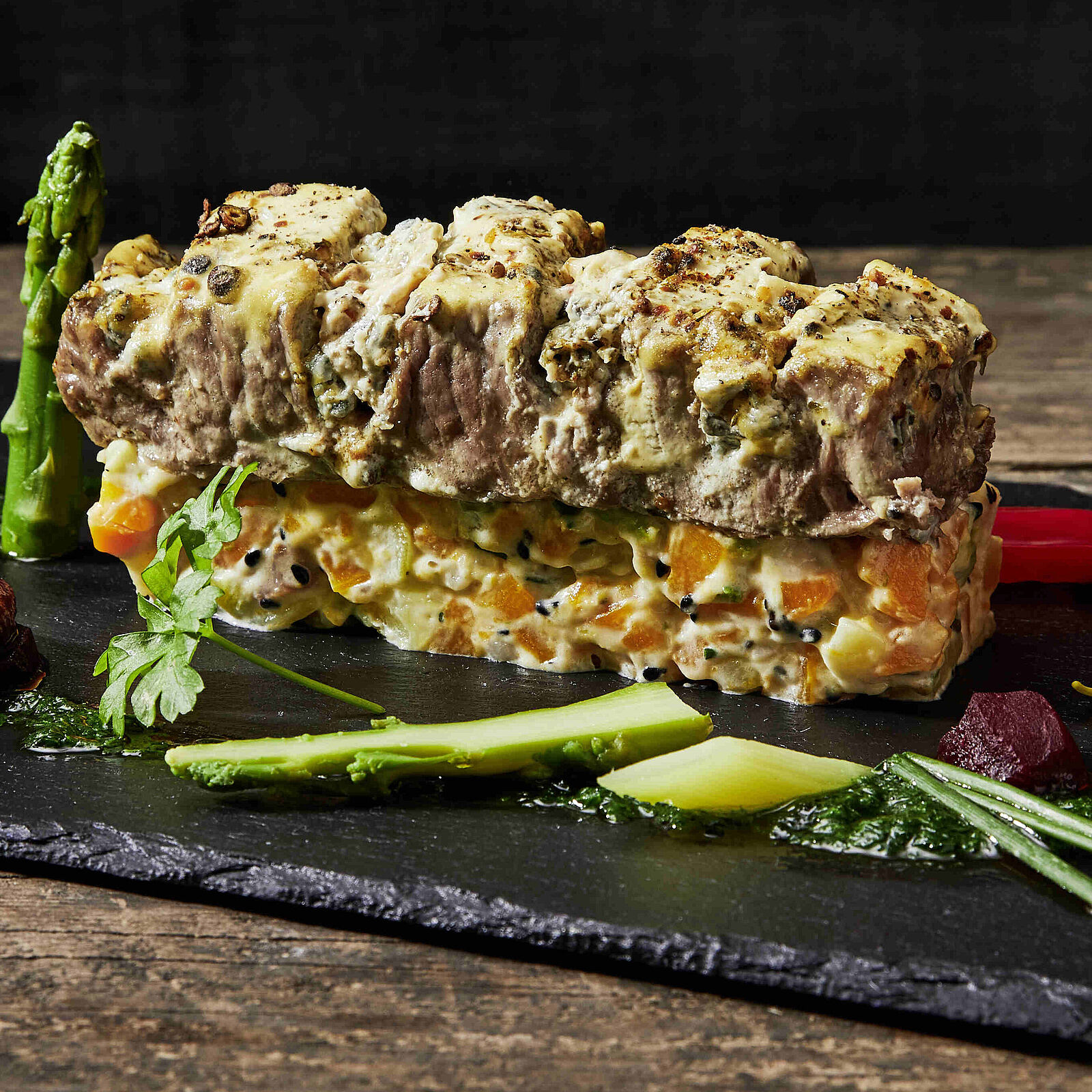 Steak mit Saint Agur an Möhren-Kartoffel-Salat mit Petersilien-Öl