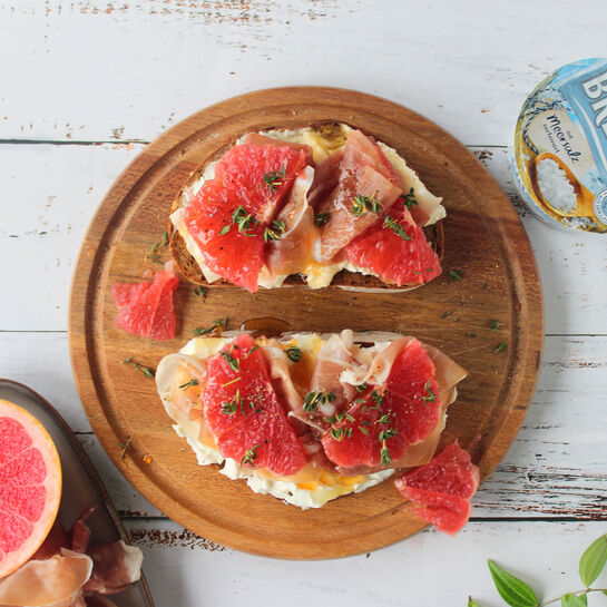 Knusprige Sauerteigstulle mit Frischkäse und Grapefruit
