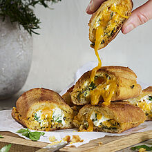 Knuspriges Baguette mit einer Füllung aus Cheddar, BRESSO Frischkäse und frischen Kräutern der Provence, perfekt für den Grillabend.