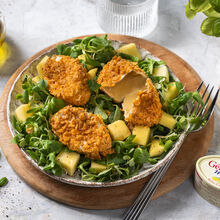 Knusprige Käse-Ecken auf Mango-Feldsalat