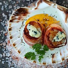 Ein echter Gaumenschmaus sind Jakobsmuscheln verfeinert mit würzigen Saint Agur Käse 