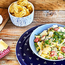 Breite Tagliatelle mit Erbsen, Salsiccia und Grana Padano ergeben ein echt italienisches Geschmackserlebnis