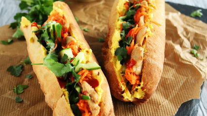 Vietnamesisches Sandwich  – knuspriges Baguette mit mariniertem Hähnchen, geraspelten Karotten, Gurke und frischem Koriander.